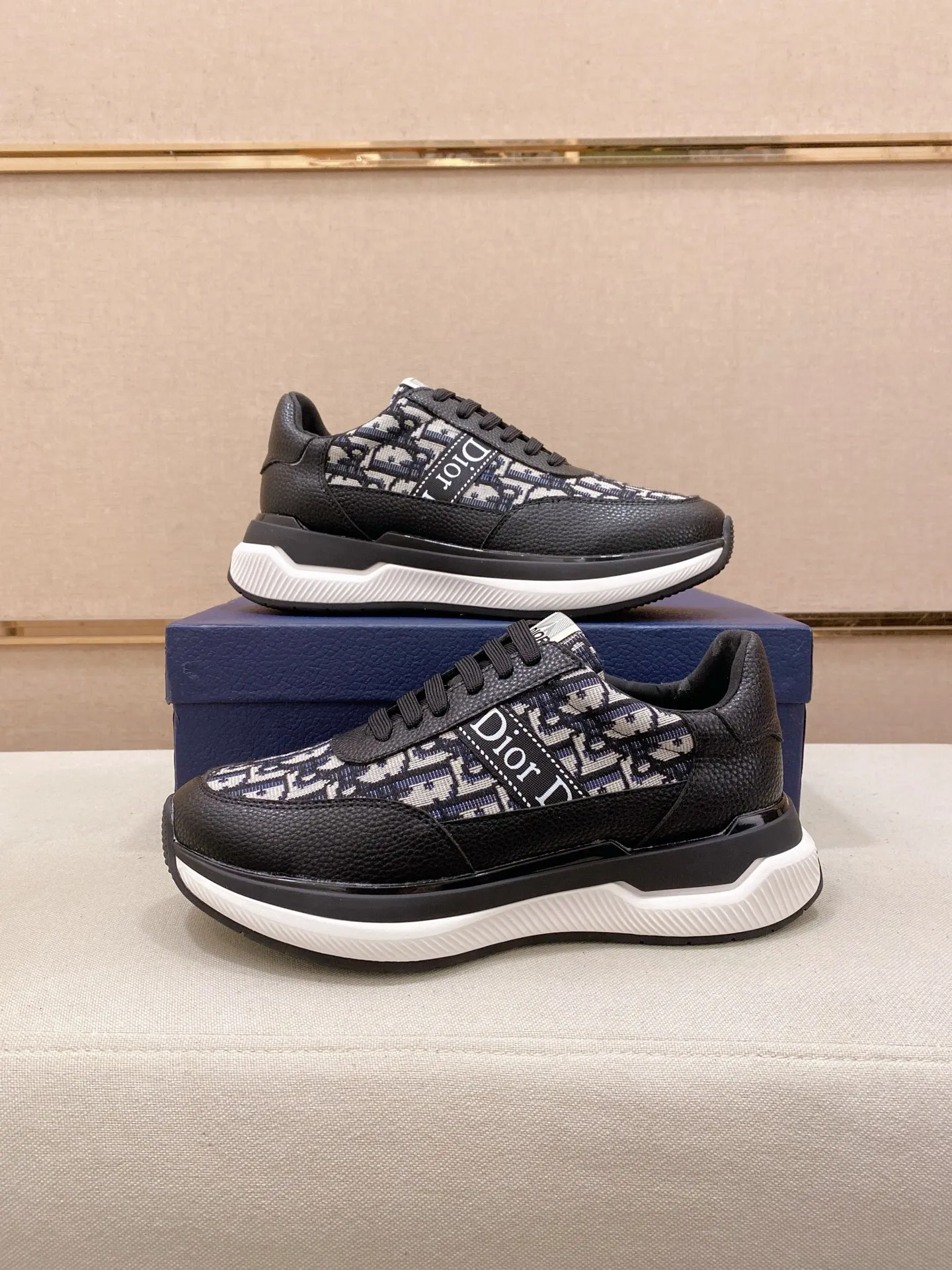 Men's shoes💰 462💰🇮🇹🇮🇹Dior d The new model is on sale at the same time at the counter. The upper 🇮🇹 is imported Italian first-layer cowhide, and the lining is fully imported sheepskin 💪💪. It is a complete 1⃣️ to 1⃣️ replica 🇮🇹💪💪, ⚠ Sole: The original sole is specially provided by the original factory. The exclusive movable molded sole is super comfortable. ⚠Original factory single goods, 🔍🔍high quality, you can enter and leave the counter at will, welcome to compare⚠. Code number:38-44